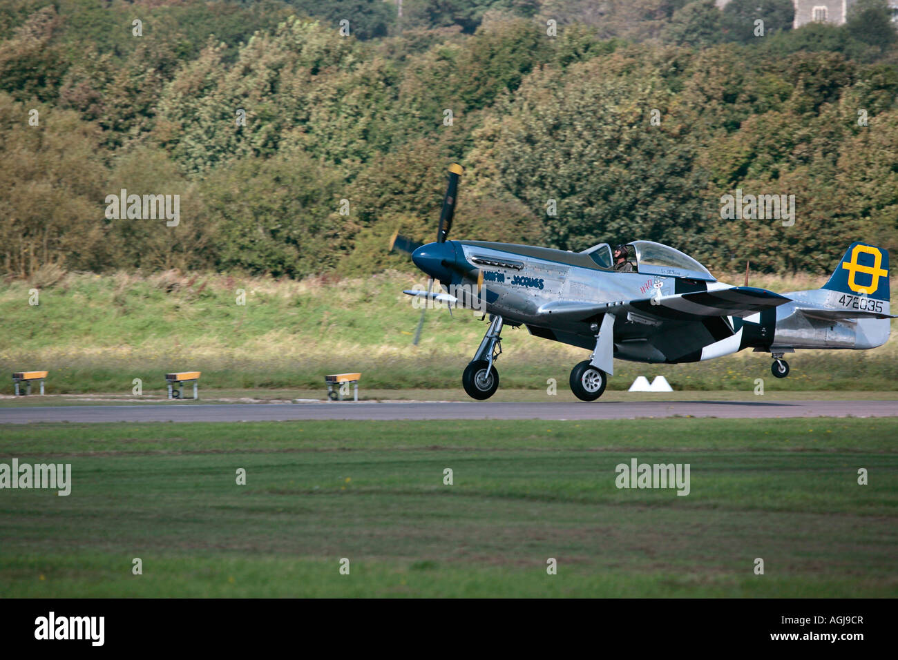 P51 Mustang 'Jumpin Jacques' mit dem Rollfeld auf der Shoreham Airshow, Shoreham Airport, West Sussex, England, Großbritannien Stockfoto