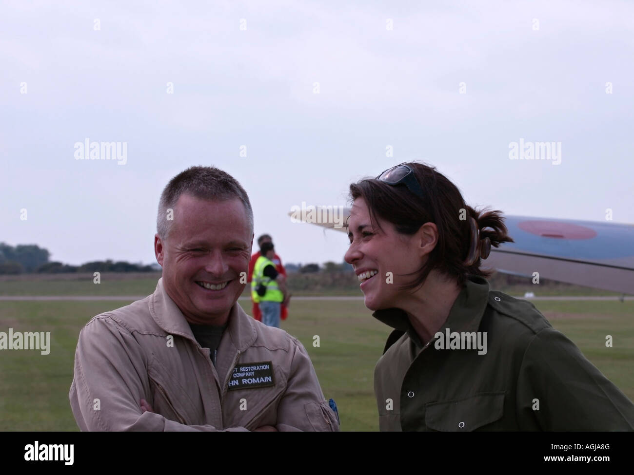 BBC South Today Wettermädchen Georgie Palmer interviewt John Romain von Der Aircraft Restoration Company auf der Shoreham Airshow, Flughafen Shoreham. Stockfoto