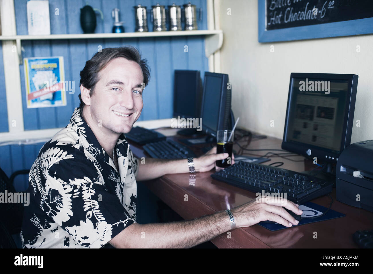 Porträt eines Mitte erwachsenen Mannes mit Hilfe eines Computers Stockfoto