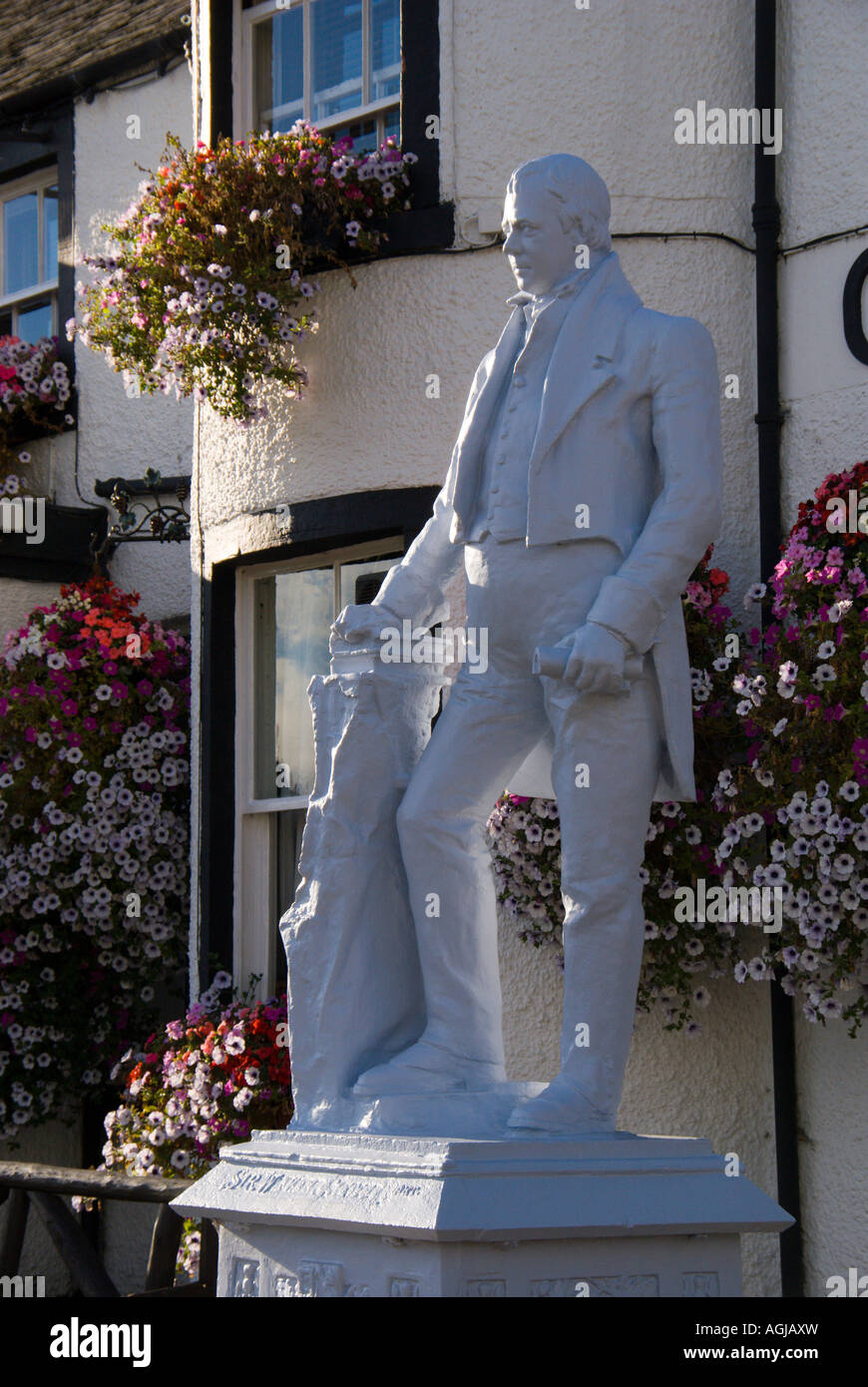 Clovenfords Gasthof in der Nähe von Galashiels Scottish Borders mit Statue des berühmten Besucher Sir Walter Scott Stockfoto