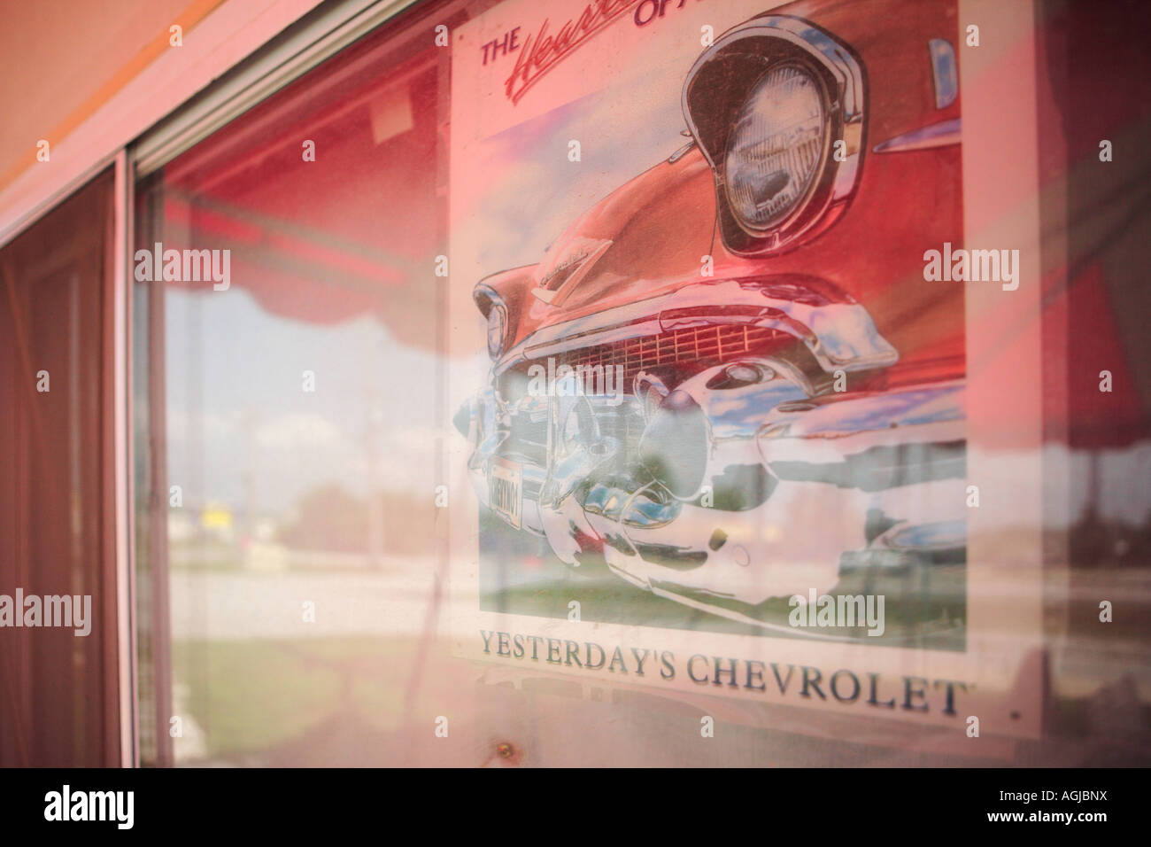 alten Chevrolet Plakat hinter der Fenster-Route 66-illinois Stockfoto