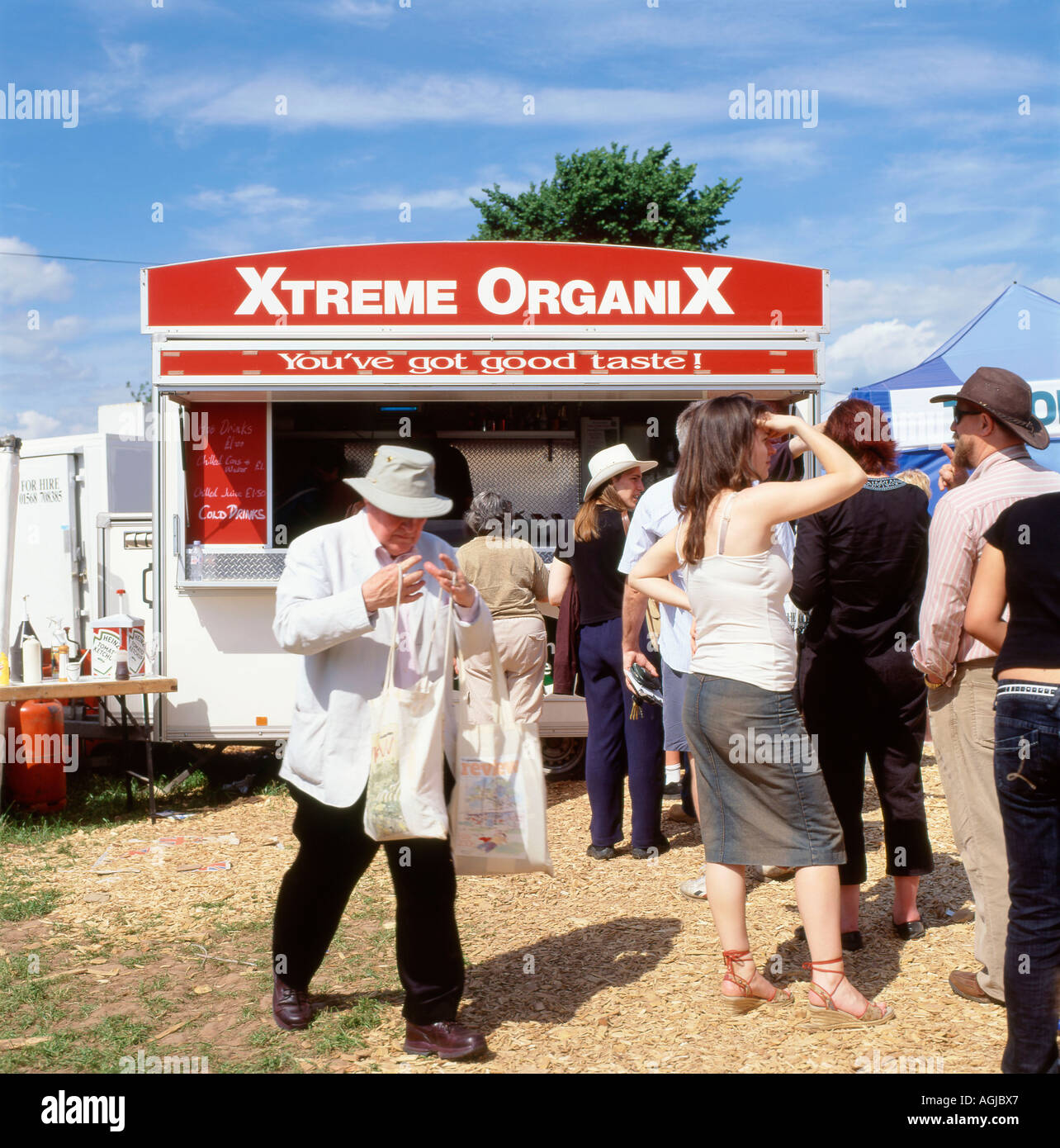 Menschen, die Schlange für Bio Snacks an Xtreme Organix Shortlist für das Jahr 2007 UK Food and Farming Awards Stockfoto