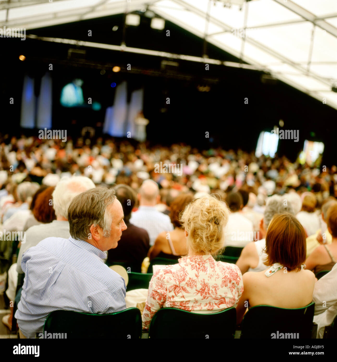 Publikum in einem Festzelt an der Guardian Hay Festival sitzen Hay-on-Wye, Powys, Wales, UK KATHY DEWITT Stockfoto