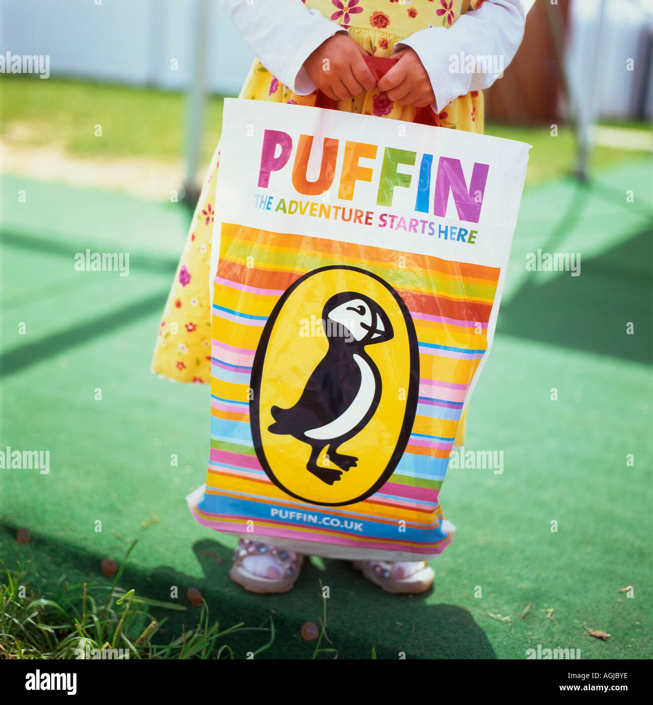 Ein Kind hält eine Puffin Books Plastiktüte beim Hay Book Festival in Hay on Wye UK Großbritannien KATHY DEWITT Stockfoto