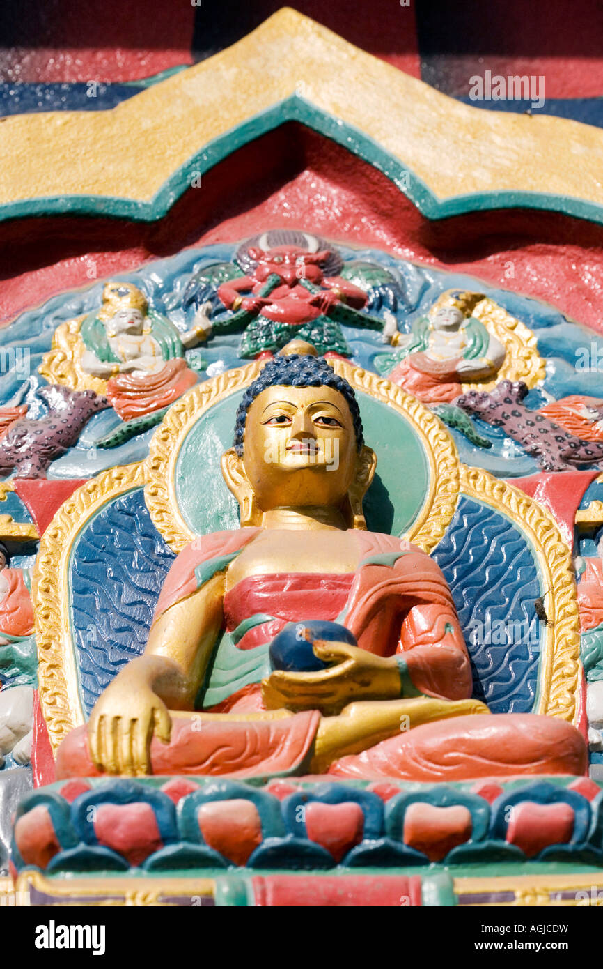 Bunte Medizin Buddha-Statue in der Sonne. Swayambhu Stupa, Kathmandu, Nepal Stockfoto