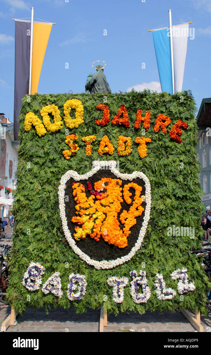 halben Löwen-Wappen gemacht von bunten Blumen Bad Tölz Bayern Deutschland Stockfoto