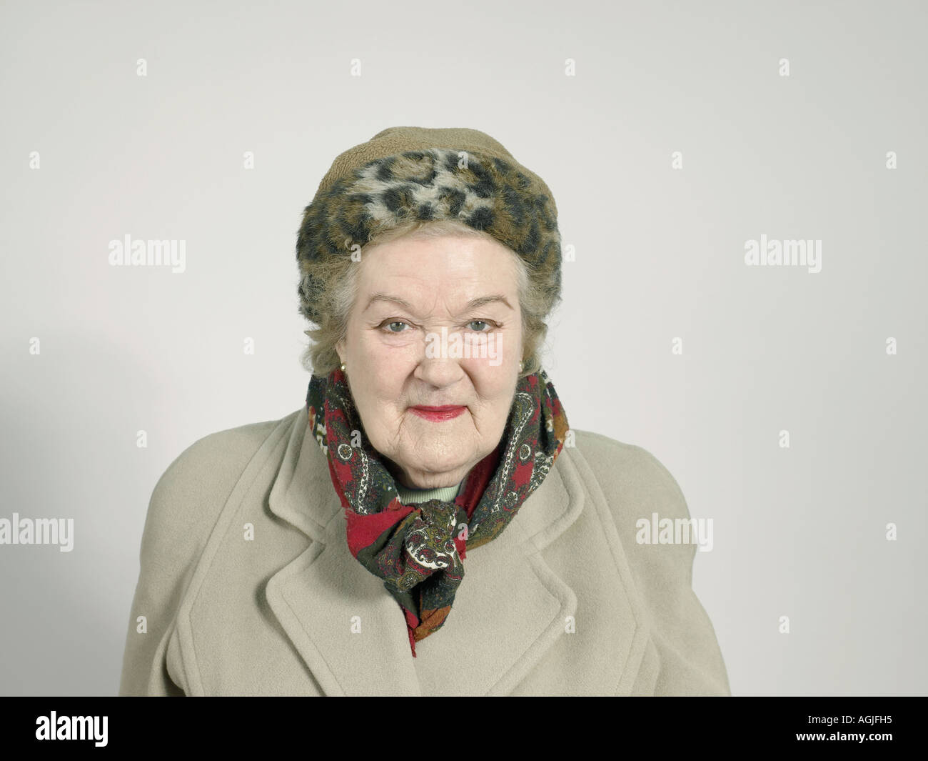 Ältere Frau in Winterkleidung Stockfoto