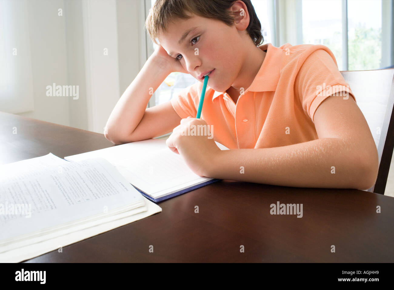 Junge mit Hausaufgaben langweilig Stockfoto