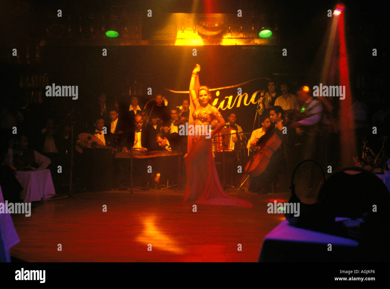Cairo-Bauchtänzerin führt Lucy im Nachtclub Parisiana Stockfoto
