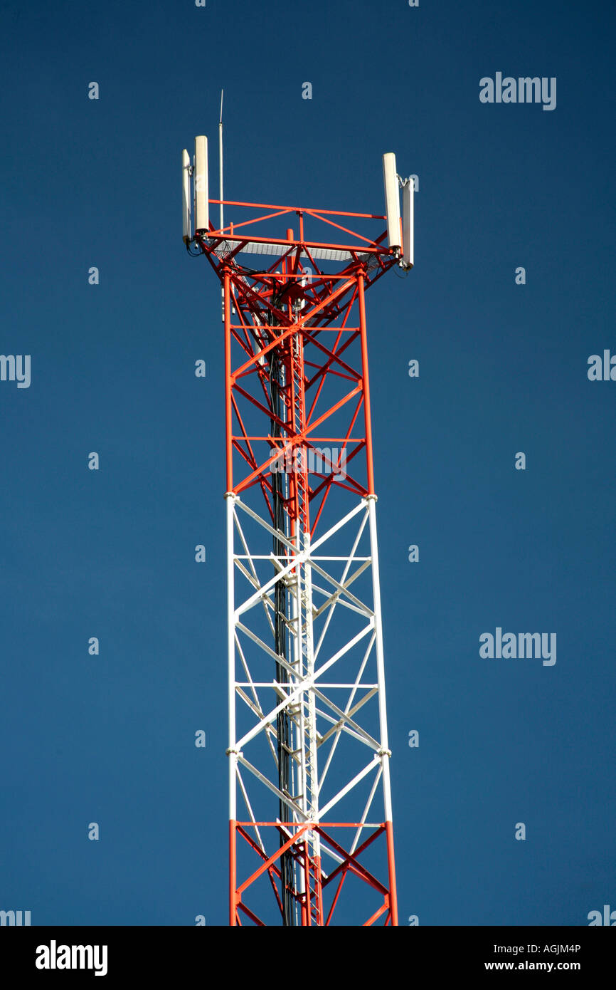 Rote und weiße Zelle Antenne Ansicht mit blauem Himmel hinter Stockfoto