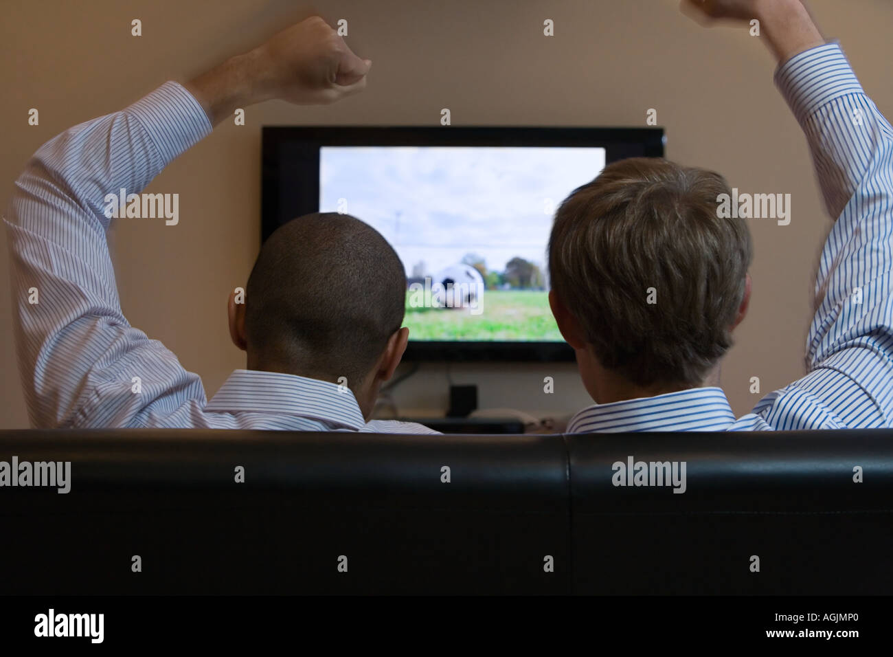 Männer Fußball im Fernsehen gucken Stockfoto