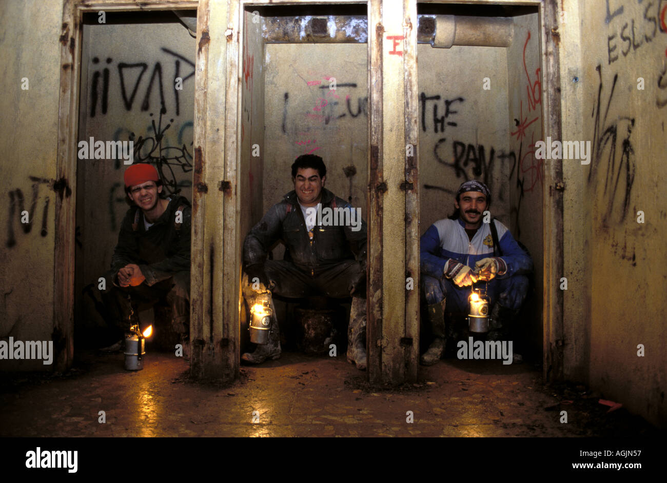 Paris Paris Jugendliche in die Katakomben der Toiletten wurden von der französischen Widerstandsbewegung im zweiten Weltkrieg verwendet. Stockfoto