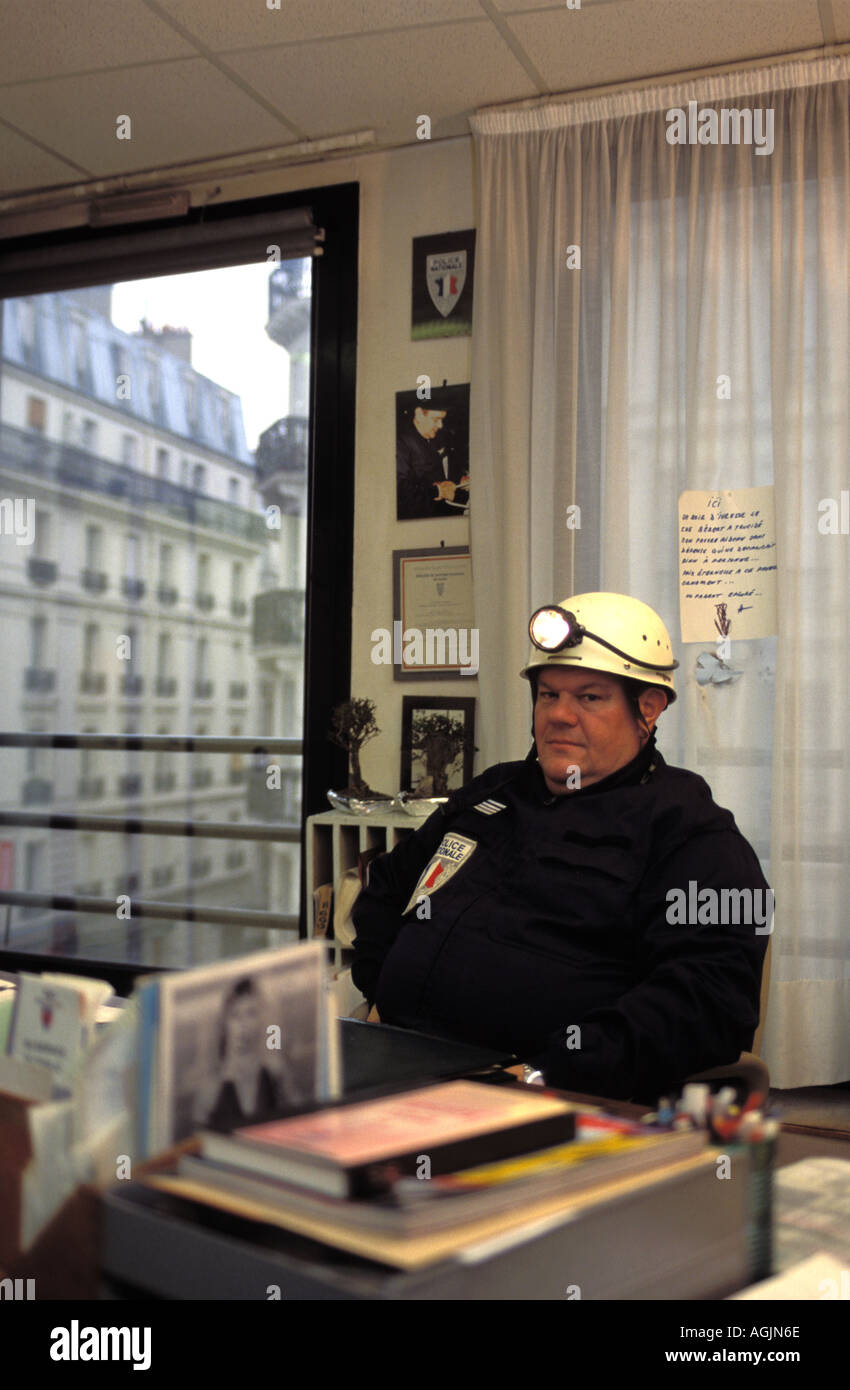 ParisPolizeiInspektor Saratte verantwortet die Katakomben