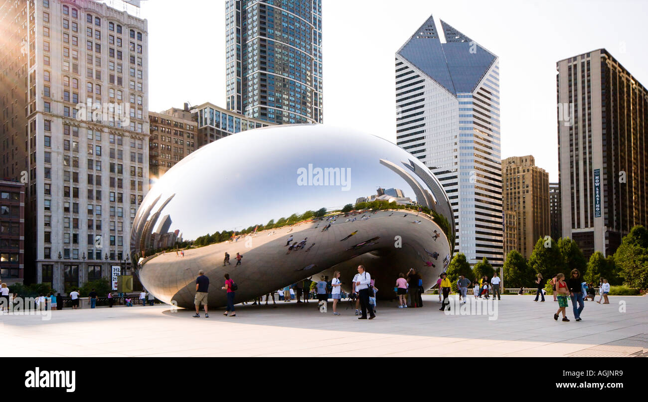 Das Cloud Gate im Millenium Park in der Innenstadt von Chicago Illinois schafft verzerrt Reflexionen des Volkes und der Stadt Stockfoto
