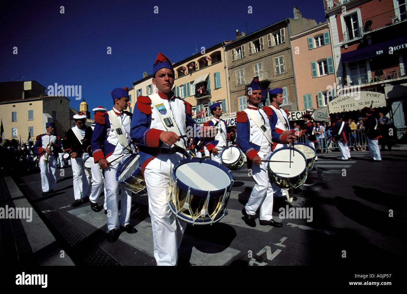 Die Bravade Saint Tropez eine Musikband ist Teil der Schutzheiligen Feierlichkeiten Stockfoto