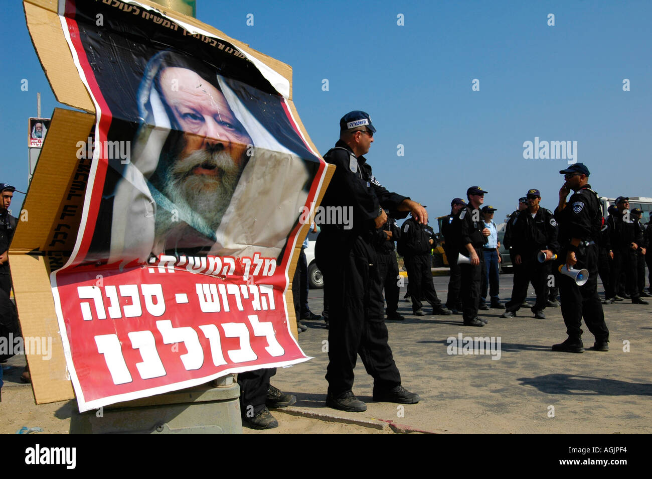 Plakat liest "Ausweisung - Gefahr für uns alle", wie Israelische Polizisten kommen jüdische Siedler während der Abzug Israels aus dem Gazastreifen zu vertreiben Stockfoto