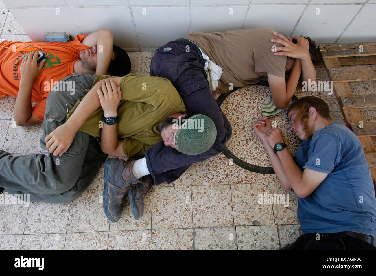 Israelische Siedler Jugendliche schlafen auf dem Boden in Neve Dekalim Siedlung während der Evakuierung der jüdischen Siedlungen im Gazastreifen Stockfoto