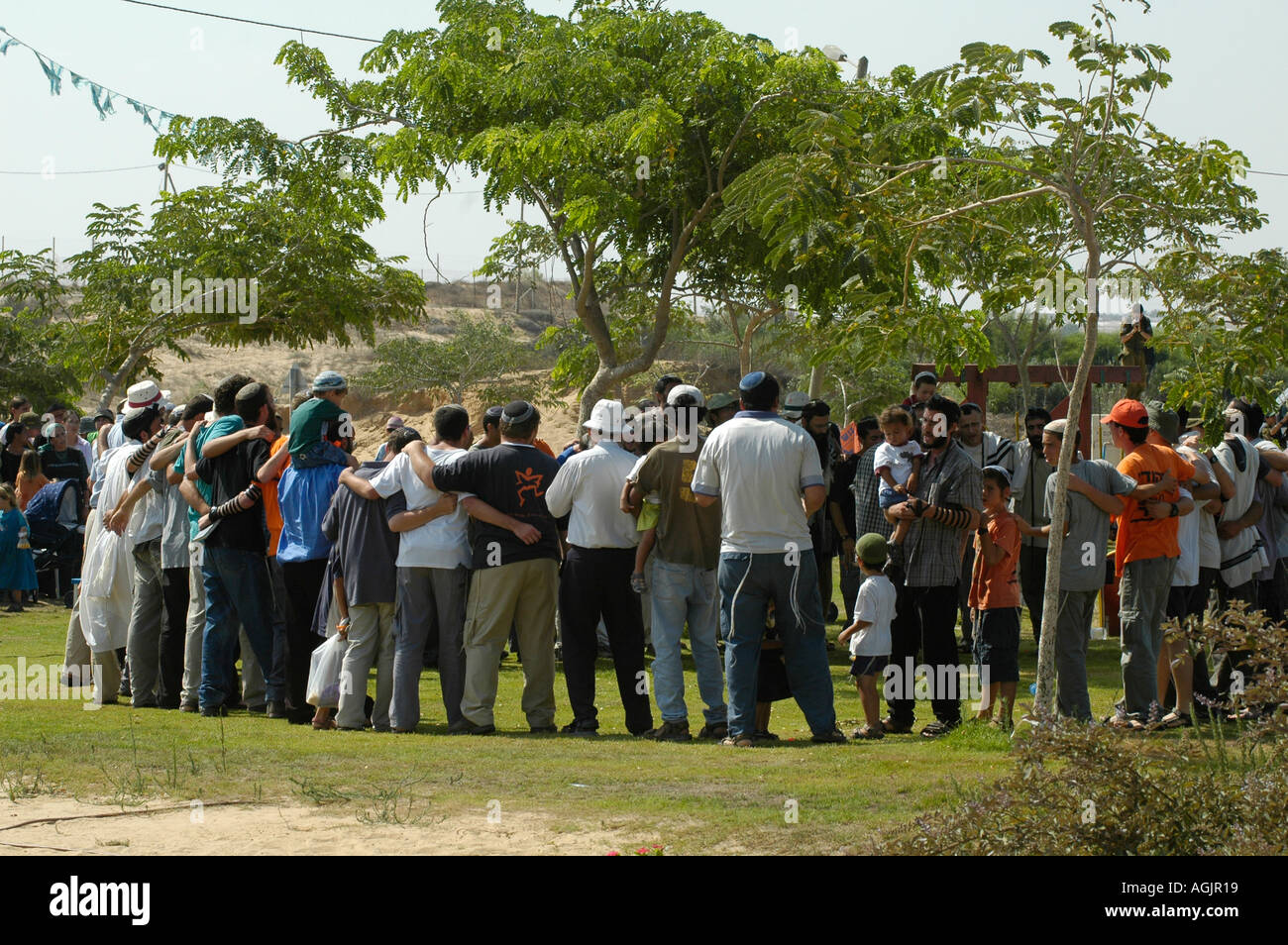 Jüdische Siedler beten Momente vor der erzwungenen Evakuierung aus der Tel Katifa-Siedlung als Teil des israelischen Abtrennens aus dem Gazastreifen Stockfoto