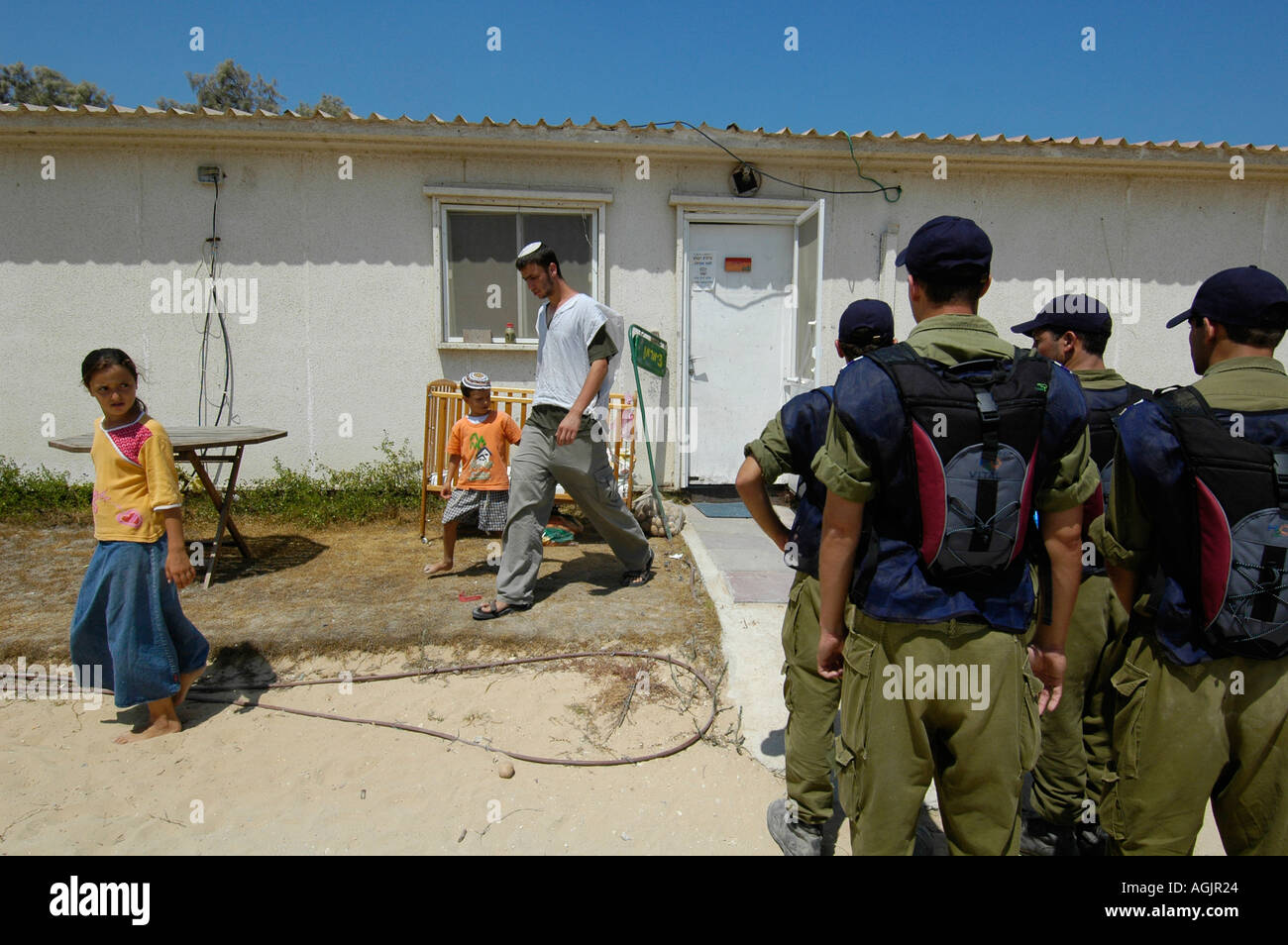 Israelische Soldaten beobachten, wie jüdische Siedler ihr Haus in der Siedlung Tel Katifa im Rahmen des israelischen Abzuckens aus dem Gazastreifen verlassen Stockfoto