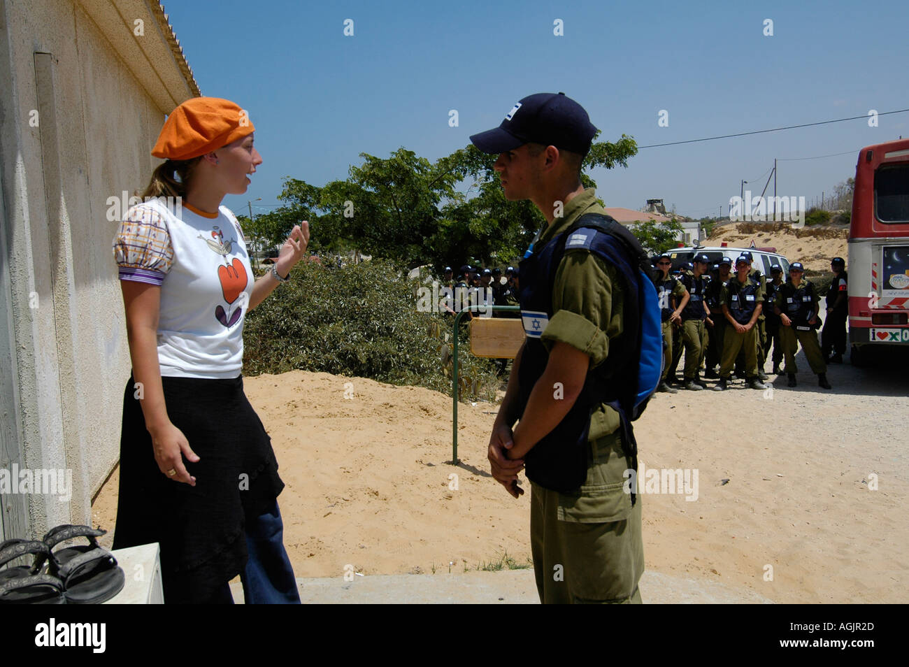 Israelische Offizier stellt eine jüdische Siedler in Tel Katifa Siedlung während der Evakuierung der jüdischen Siedlungen im Gazastreifen Stockfoto