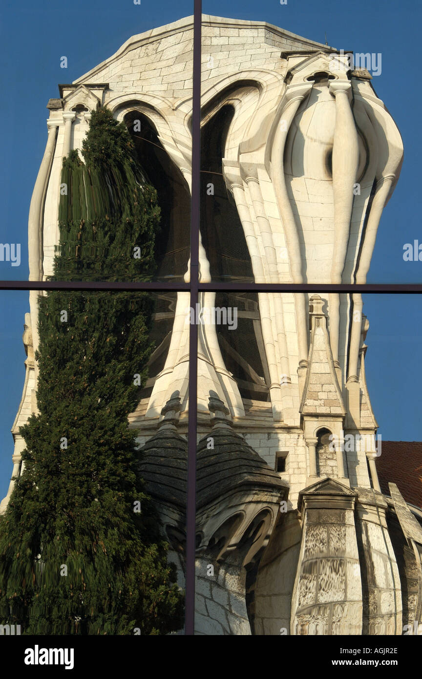 Verzerrtes Spiegelbild Eglise Notre-Dame in modernen Gebäude Nizza Frankreich Stockfoto