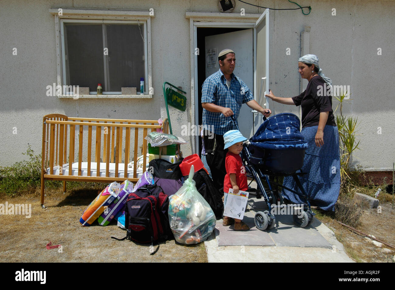 Jüdische Siedlerfamilie, die ihr Haus in der Siedlung Tel Katifa im Rahmen des israelischen Abtrennens vom Gazastreifen verließ Stockfoto
