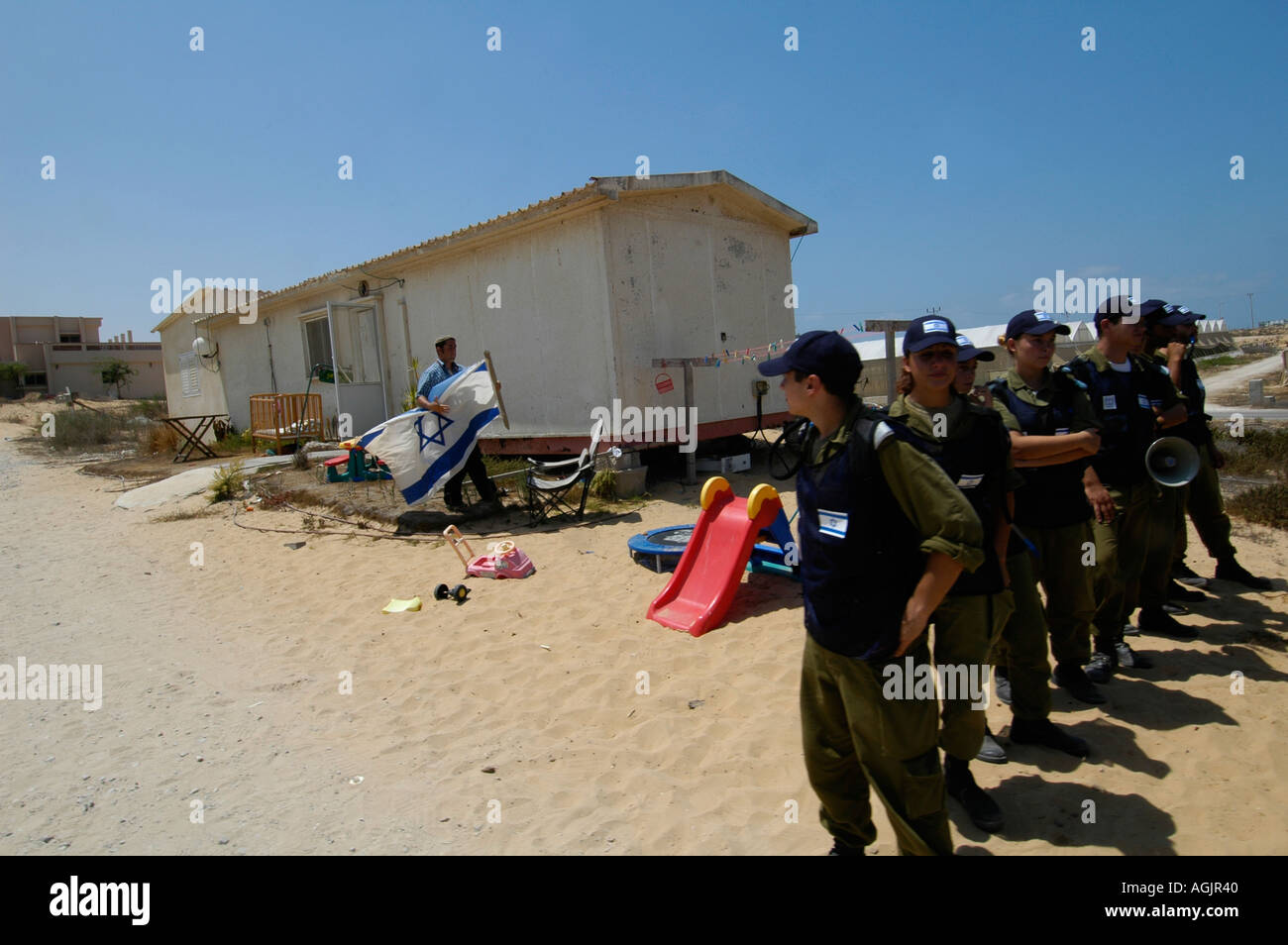 Reihen israelischer Soldaten warten darauf, Siedler aus der jüdischen Siedlung Tel Katifa als Teil des israelischen Abzuckens aus dem Gazastreifen zu entfernen Stockfoto