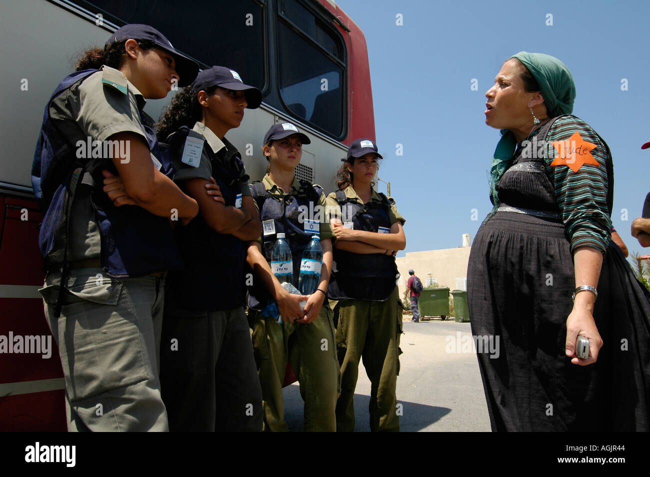 Eine jüdische Siedler tragen gelben Davidstern mit "Jude" darauf geschrieben konfrontiert israelischen Soldat während der Räumung der jüdischen Siedlungen aus Gaza-Streifen Stockfoto