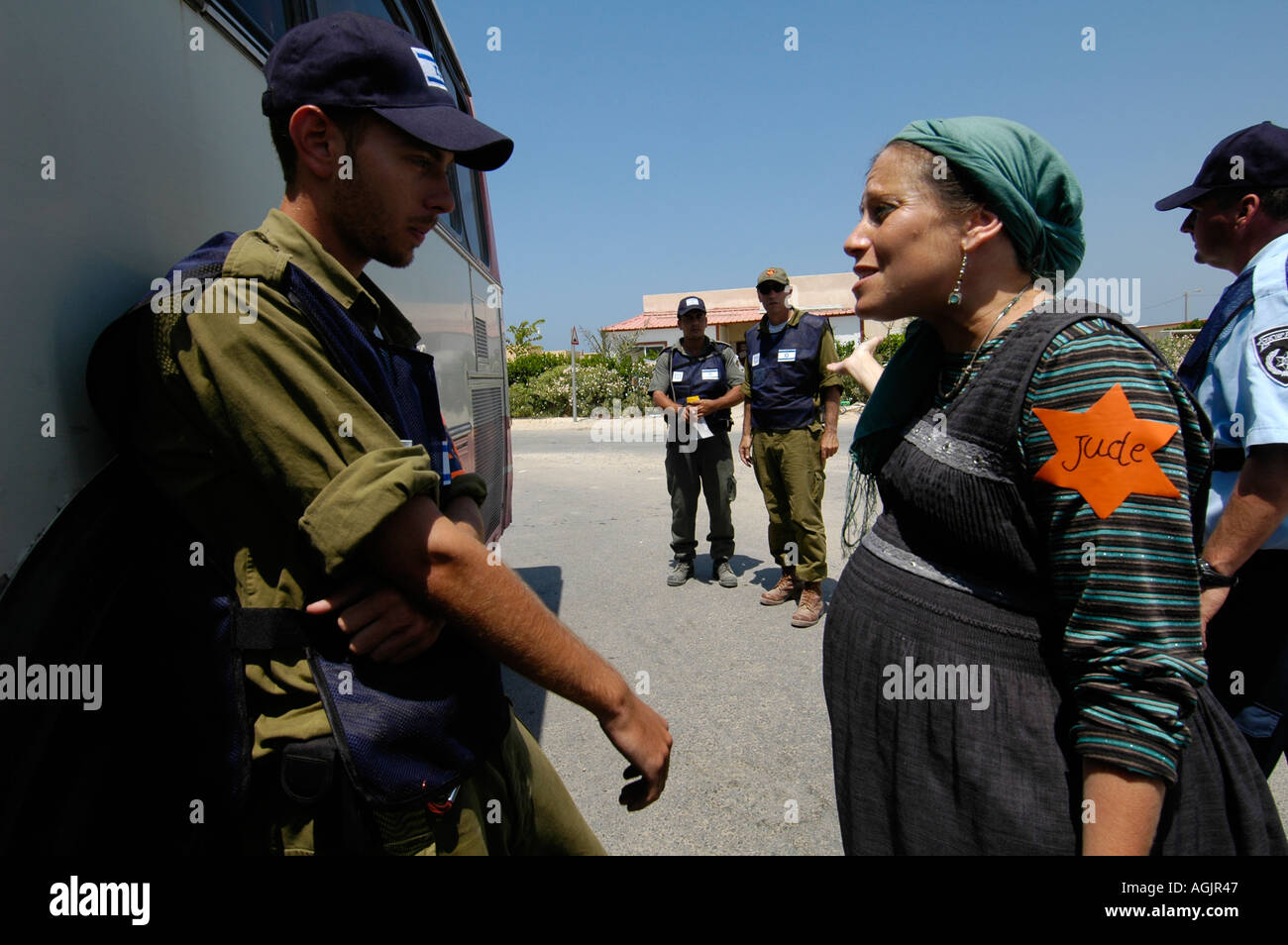 Eine jüdische Siedler tragen gelben Davidstern mit "Jude" darauf geschrieben konfrontiert israelischen Soldat während der Räumung der jüdischen Siedlungen aus Gaza-Streifen Stockfoto