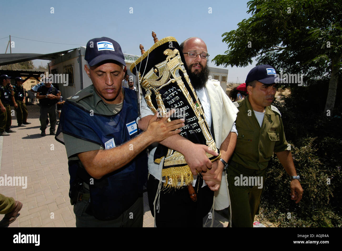 Israelische Polizei und Soldaten entfernen jüdische Siedler aus ihrem Haus in der Siedlung Tel Katifa als Teil des israelischen Abtrennens vom Gazastreifen Stockfoto