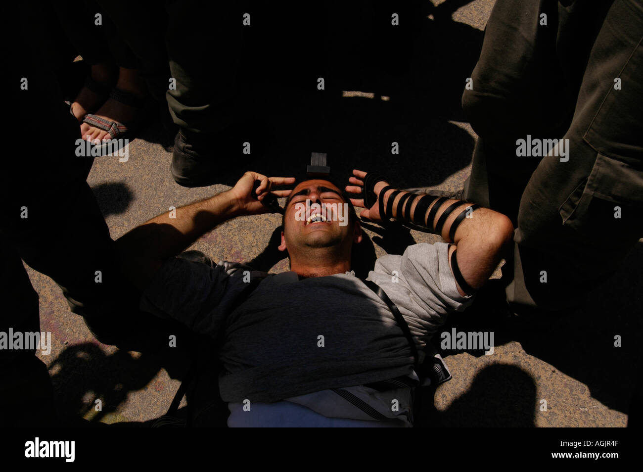 Ein jüdischer Siedler reagiert, als die israelische Polizei Siedler aus der Siedlung Tel Katifa im Rahmen des israelischen Absetzens aus dem Gazastreifen entfernt Stockfoto