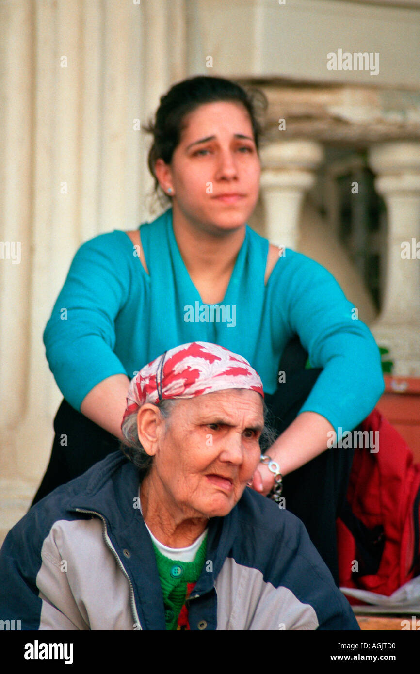 Eine sehr alte Frau und ein jüngerer Nachkomme, Stockfoto
