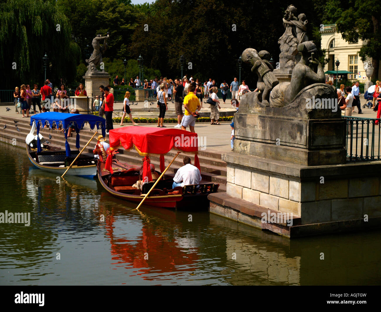 Gondeln auf dem Fluss in des Königs Garten in Krakau, Polen. Stockfoto