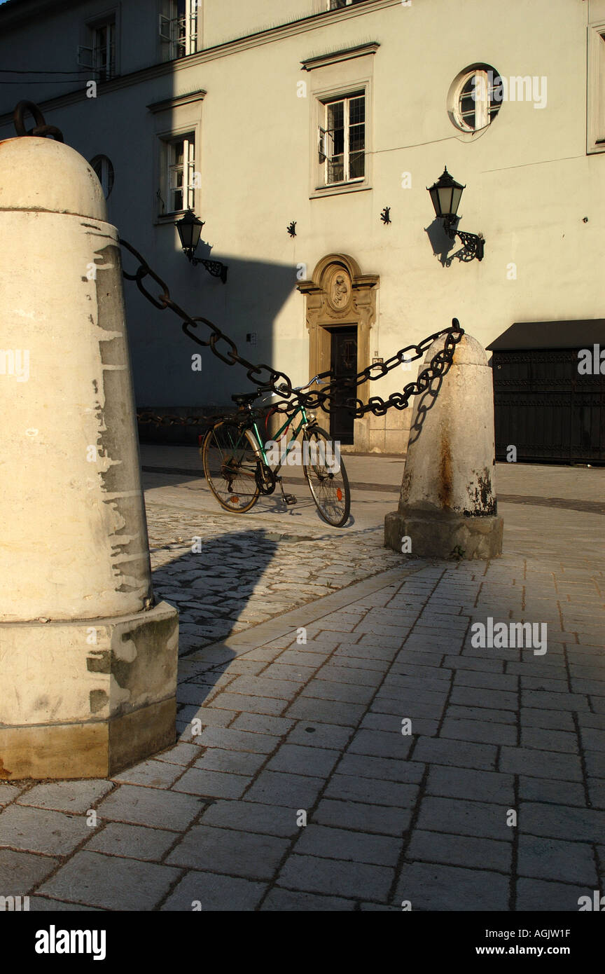 Fahrrad in gepflasterten Seitenstraße Krakau Polen Stockfoto