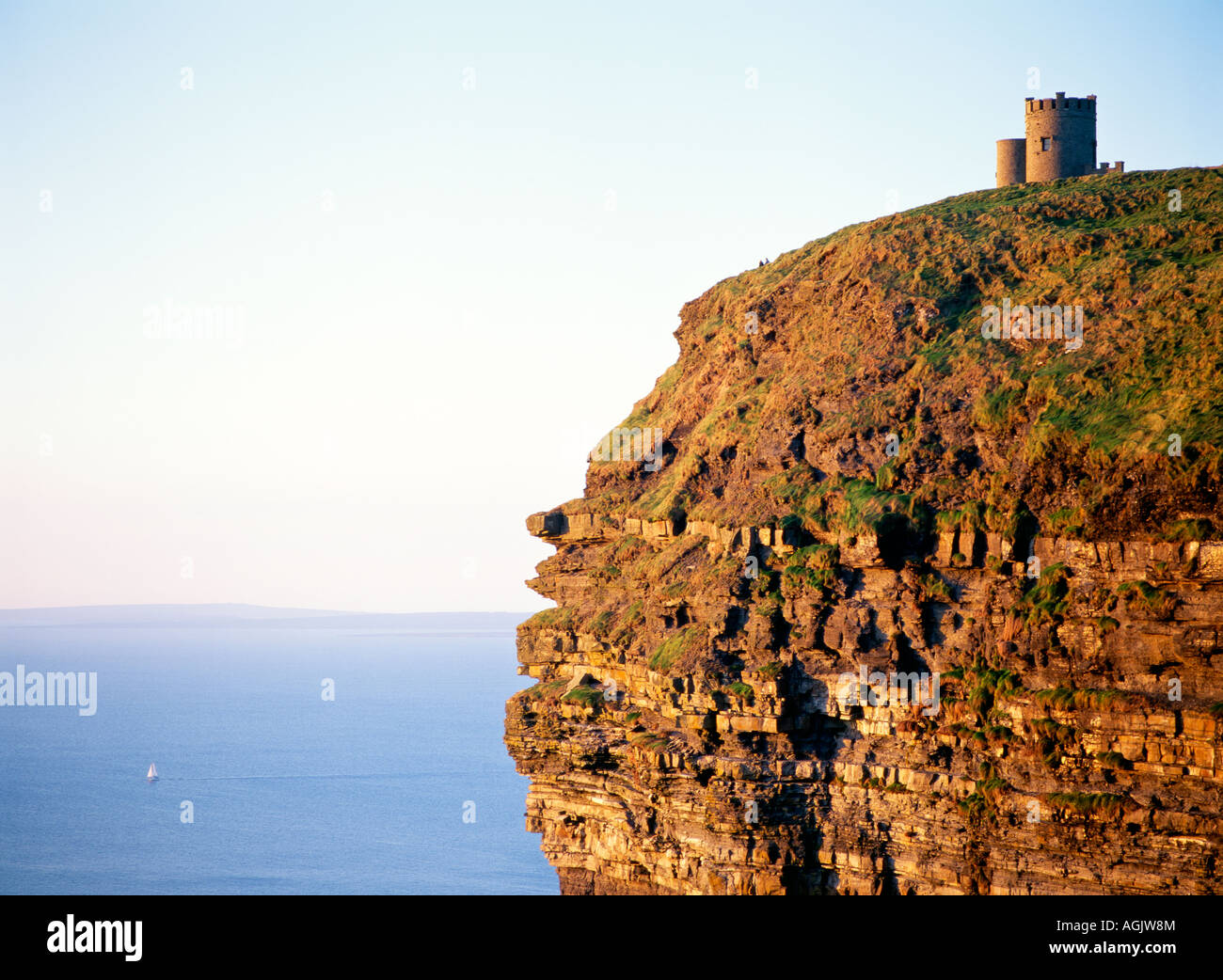 O'Briens Tower auf die schiere Cliffs of Moher, County Clare, West-Irland. Segelboot Yacht im Abstand. Atlantischen Ozean. Stockfoto