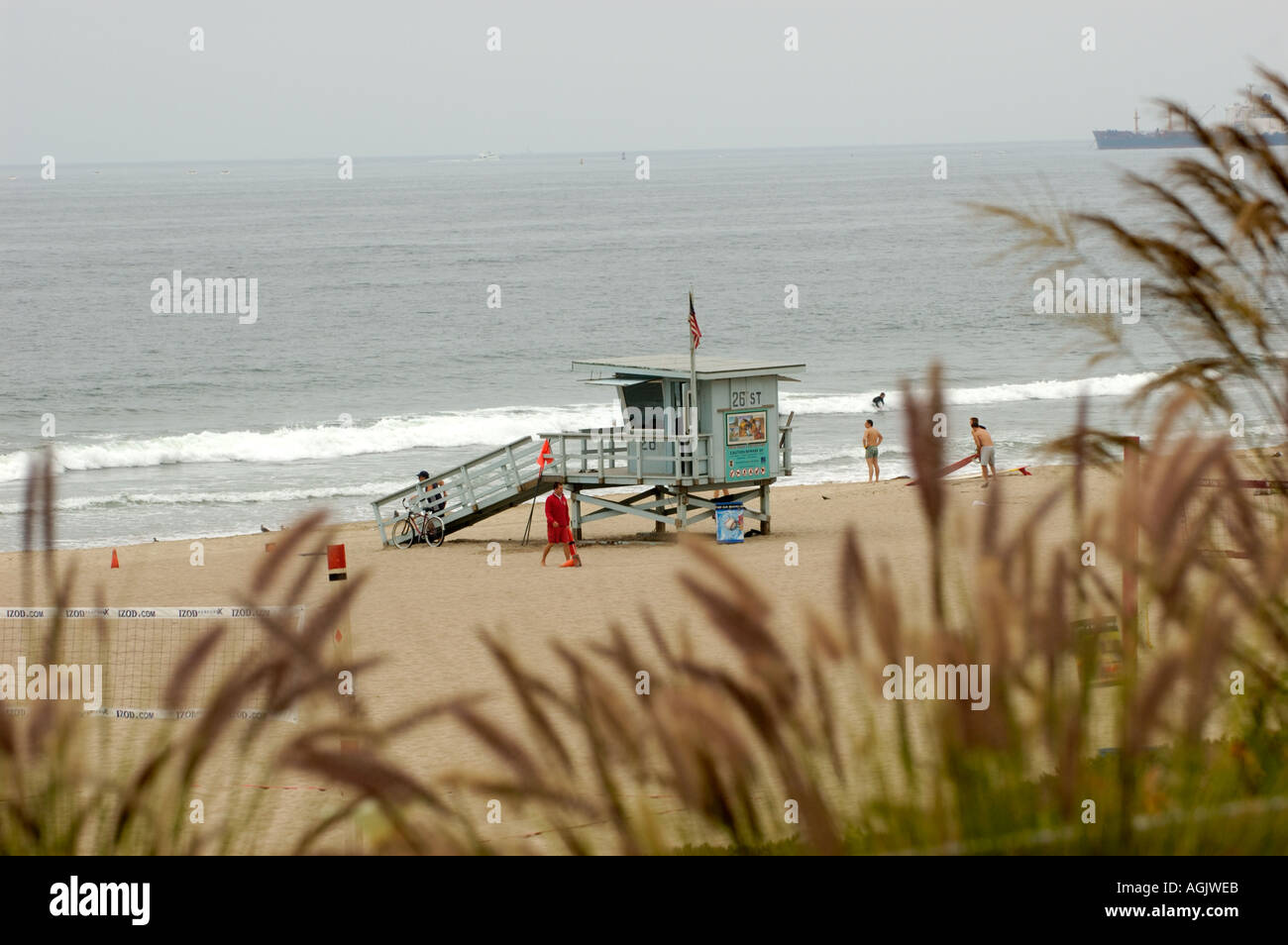 Rettungsschwimmer-Turm Manhattan Beach Kalifornien Pflanzen im Vordergrund Stockfoto