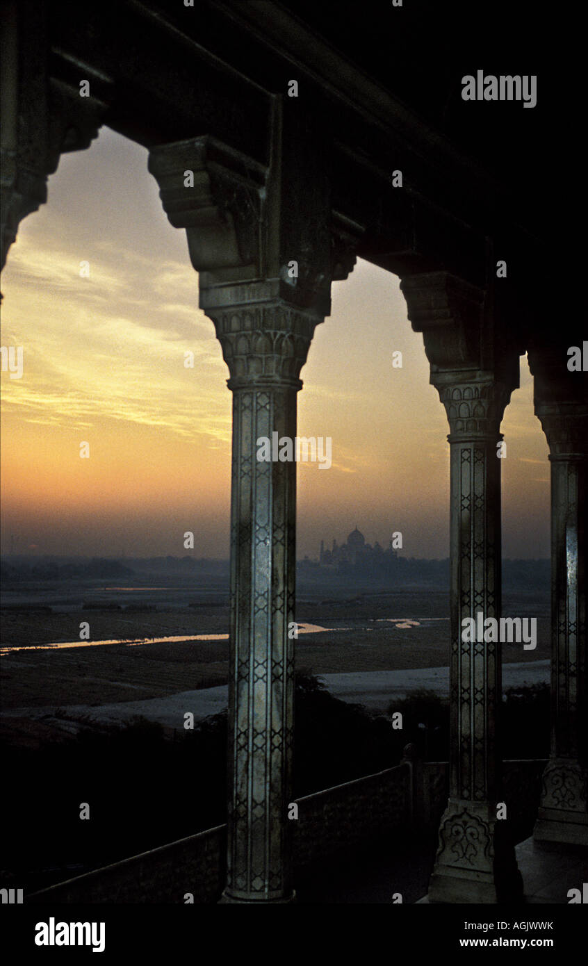 Sonnenaufgang über den Fluss Yamuna und das Taj Mahal, Agra Fort entnommen. Stockfoto