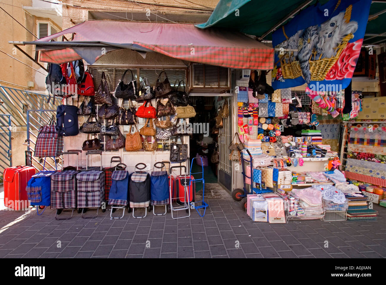 Israel Tel Aviv einen Stall in der Carmel Markt verkauften Taschen und  Koffer Stockfotografie - Alamy