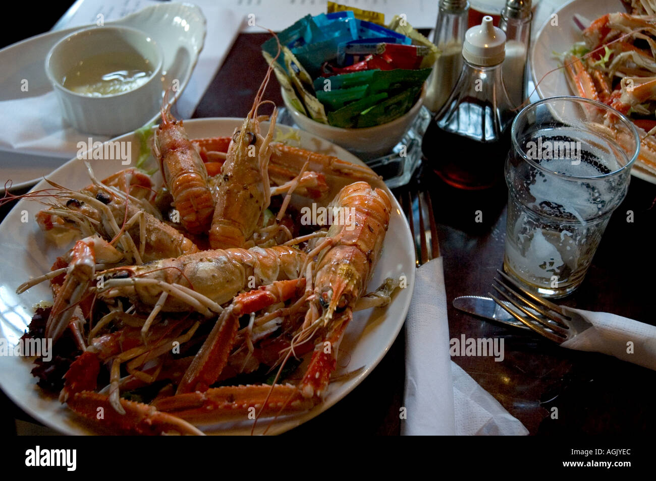 Teller mit Langusten und leer Pint Bier in dunkle gemütliche Kneipe Isle Of Skye, Schottland Stockfoto
