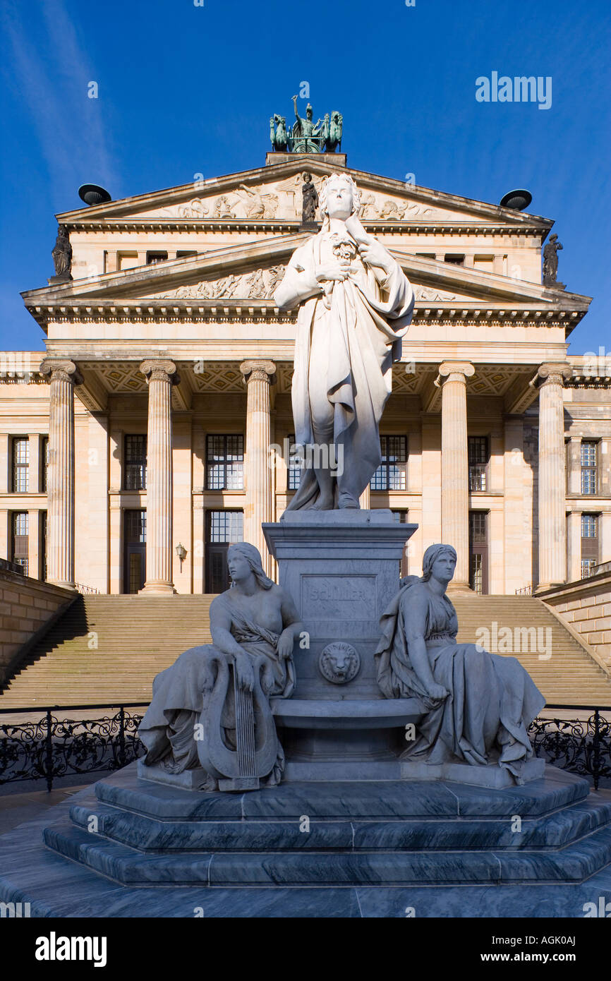 Schiller-Denkmal und Konzerthaus Gendarmenmarkt Berlin Deutschland Europa Stockfoto
