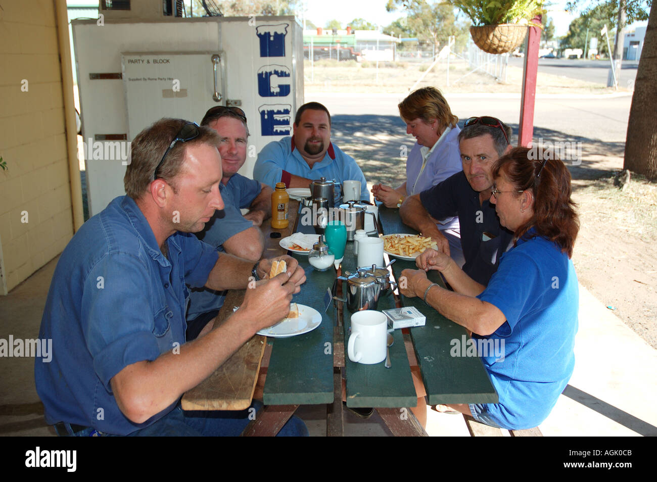 LKW-Laufwerke dem Mittagessen in einer Outdoor-Roadhouse Essbereich dsc 0031 Stockfoto