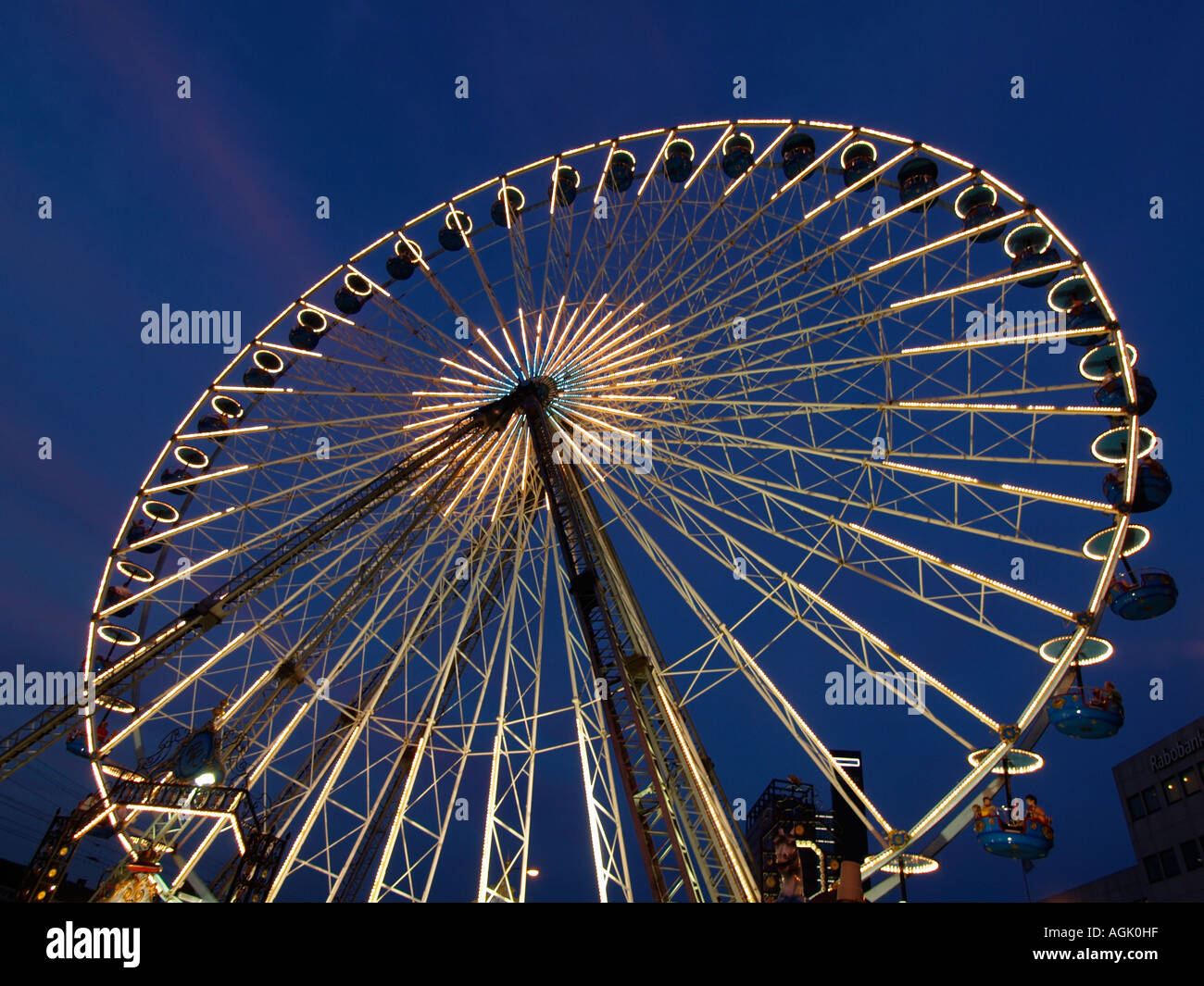 Riesenrad auf dem jährlichen Kirmes Festplatz in Tilburg in den Niederlanden Stockfoto