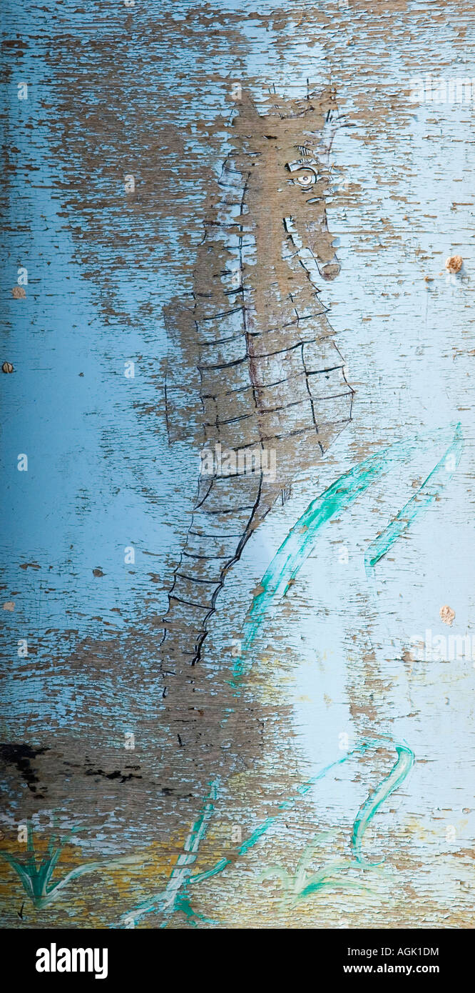 Wetterbeständige Malerei an Bord, die ursprünglich als lokale Werbung für Strandeimer und Spatenladen verwendet wurde Kent 2007 UK Seahorse Stockfoto