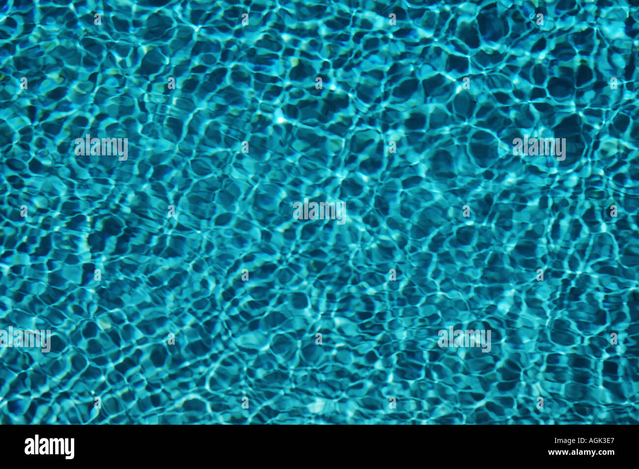 Tiefblauen Pool mit Sonnenlicht Sonne sonnenbeschienenen Muster dsc 6167 Stockfoto