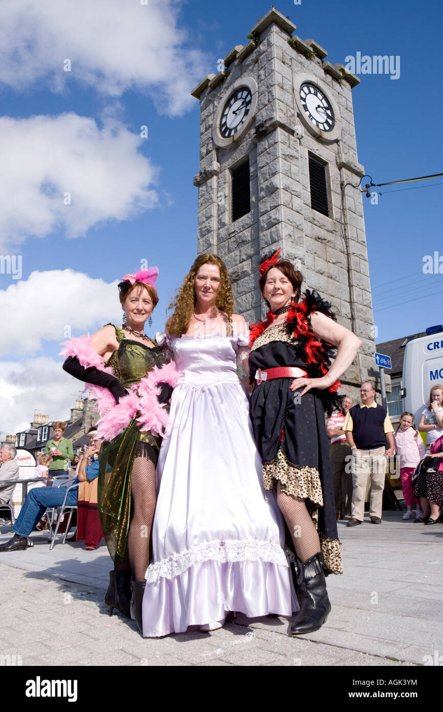 Schottische Musik Event Creetown Country Music Festival Wildwest drei Tänzerinnen in historischen Kostümen an Adamson Quadrat Schottland Stockfoto