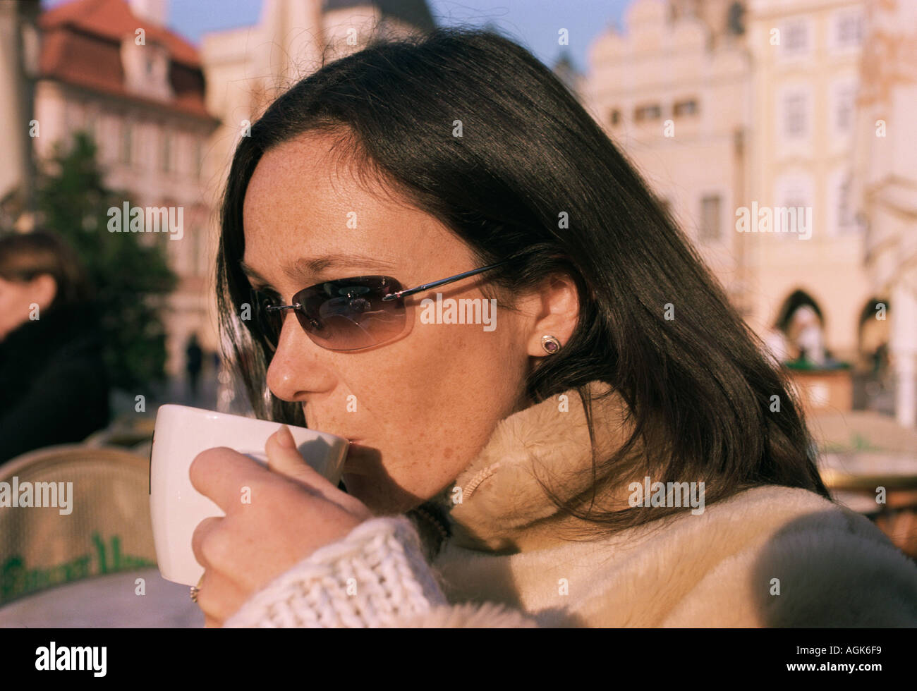 Entspannung in Prag mit cappuccino Stockfoto