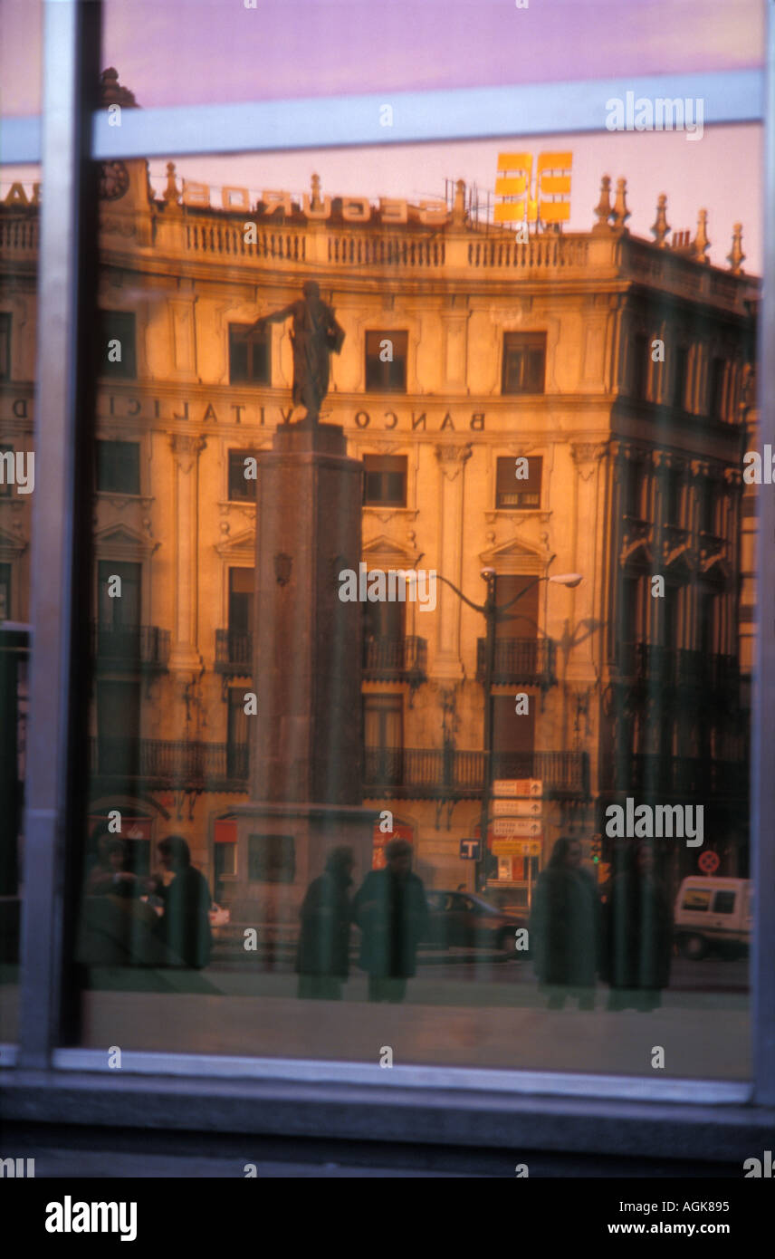 Fenster-Reflexion der Bank in warmen Pastellfarben Nachmittag Licht Bilbao Spanien Stockfoto