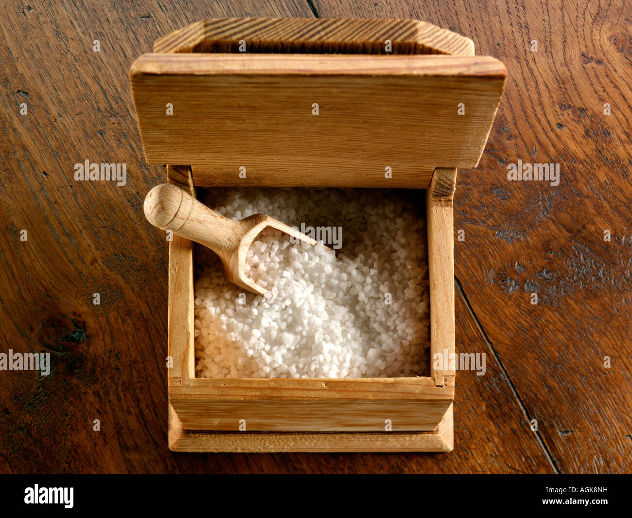 Meersalz in Holzkiste mit einer Schaufel Stockfoto