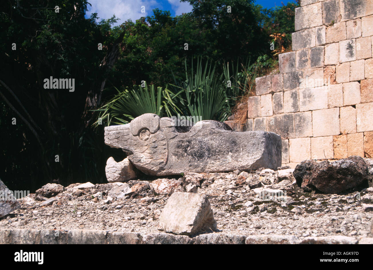 Geformte Stein vertritt Quetzalcoatl die gefiederte Schlange liegen in der Nähe von den großen Ballspielplatz in Chichen Itza in Mexiko Stockfoto