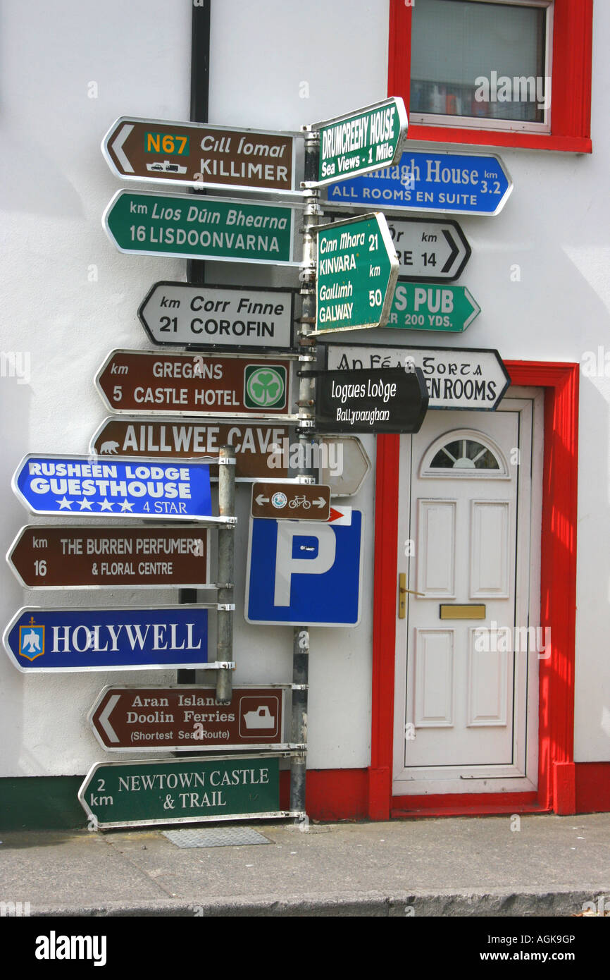 Vielzahl von Hinweisschildern in Ballyvaughan, County Clare, Irland Stockfoto